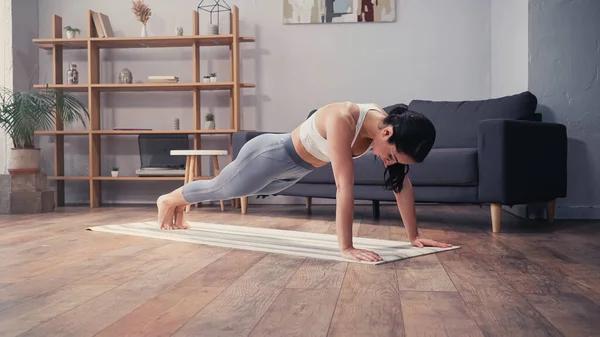 Brunette Sportswoman Standing Plank Fitness Mat Home — Stock Photo, Image