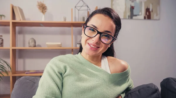 Mujer Positiva Anteojos Mirando Cámara Casa —  Fotos de Stock