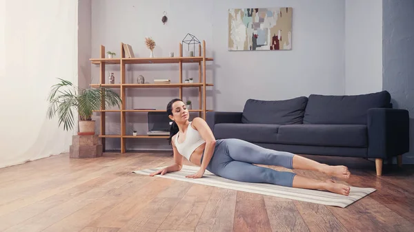 Bella Sportiva Che Lavora Sul Tappetino Fitness Casa — Foto Stock