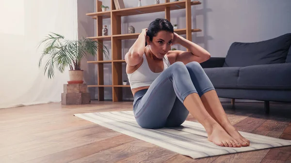 Deportiva Haciendo Abdominales Alfombra Fitness Casa — Foto de Stock