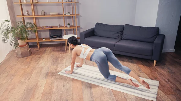适合女运动员在家庭健身垫上锻炼的高视角视角 — 图库照片