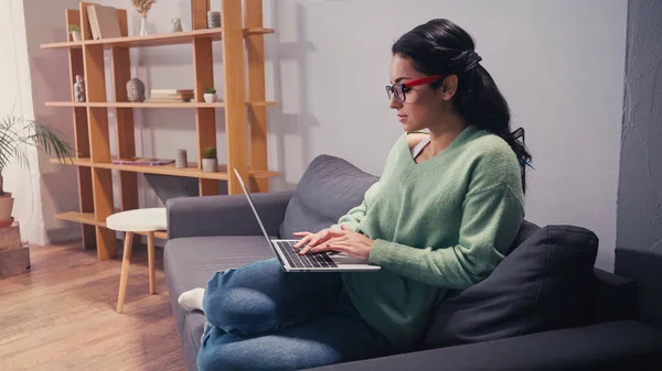 Side View Pretty Freelancer Using Laptop Couch — Stock Photo, Image