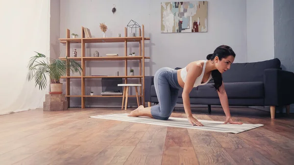 Mujer Joven Haciendo Ejercicio Alfombra Fitness Casa —  Fotos de Stock