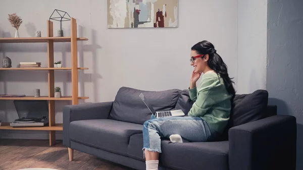 Seitenansicht Einer Positiven Frau Mit Brille Die Auf Dem Sofa — Stockfoto