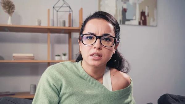 Femme Focalisée Dans Les Lunettes Regardant Caméra Maison — Photo