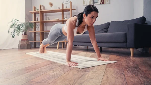 Deportiva Haciendo Flexiones Colchoneta Fitness Cerca Sofá Casa — Foto de Stock