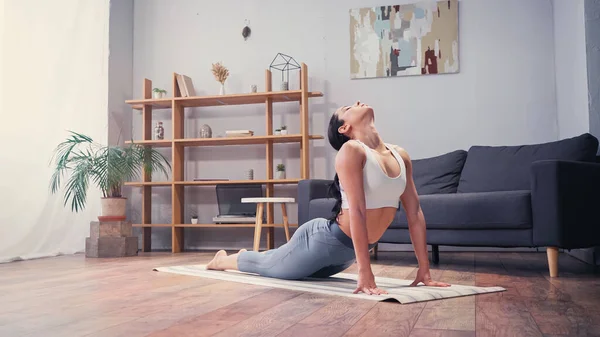 Jovem Muito Esportista Esticando Tapete Fitness Casa — Fotografia de Stock