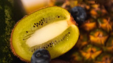 Meyvelerin yanında kivi ve bulanık ananas var. 