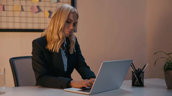 Zmęczony Bizneswoman Pomocą Laptopa Biurze Wieczorem — Zdjęcie stockowe