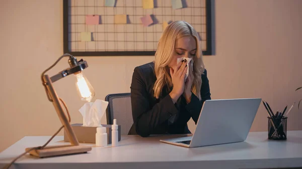 Businesswoman Suffering Runny Nose Pills Laptop Office — Stock Photo, Image