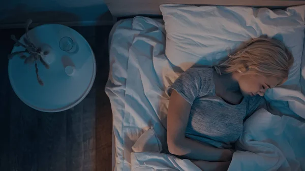 Pandangan Utama Wanita Tidur Dekat Pil Dan Segelas Air Meja — Stok Foto
