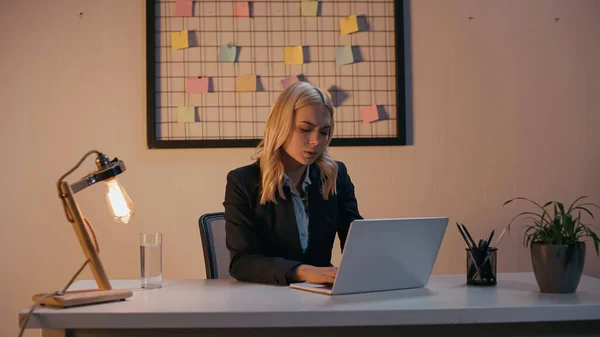 Businesswoman Using Laptop Lamp Office Evening — Stock Photo, Image