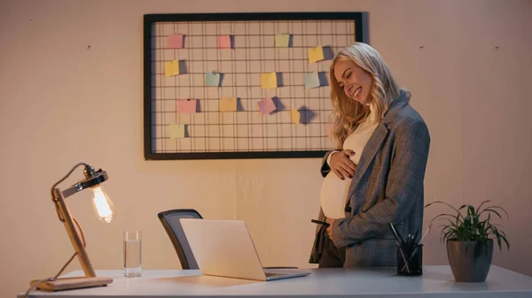 Усміхнений Вагітна Бізнес Леді Має Відеодзвінок Ноутбук Офісі Ввечері — стокове фото