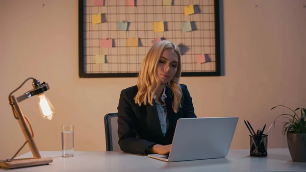 Businesswoman Using Laptop Lamp Glass Water Office Evening — Stock Photo, Image