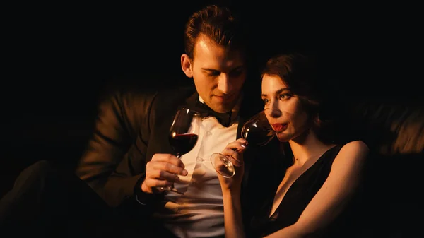 Jovem Casal Elegante Segurando Copos Vinho Tinto Isolado Preto — Fotografia de Stock