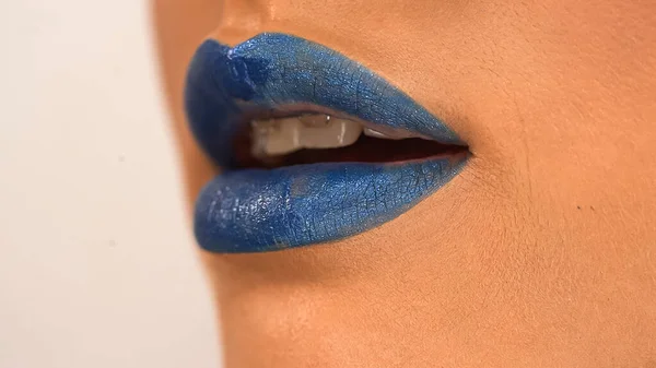 Vista Recortada Mujer Con Tirantes Lápiz Labial Azul Aislado Blanco — Foto de Stock