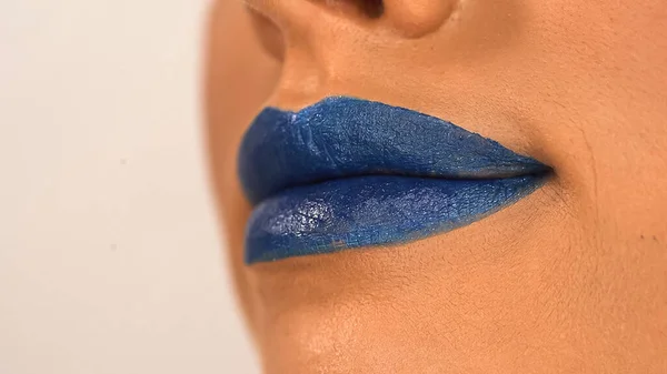 Bijgesneden Weergave Van Vrouw Met Blauwe Lippenstift Geïsoleerd Wit — Stockfoto