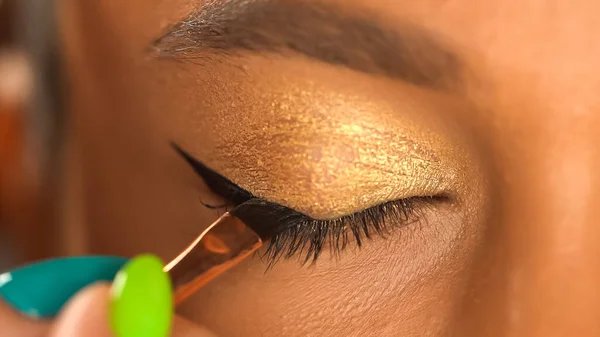 Beskärd Afrikansk Amerikansk Kvinna Applicera Eyeliner Med Kosmetisk Borste — Stockfoto
