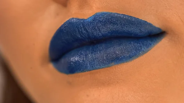 Vue Rapprochée Femme Avec Rouge Lèvres Bleu — Photo