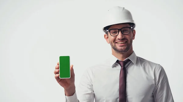 Ingegnere Hardhat Che Tiene Smartphone Con Chiave Cromatica Isolata Bianco — Foto Stock