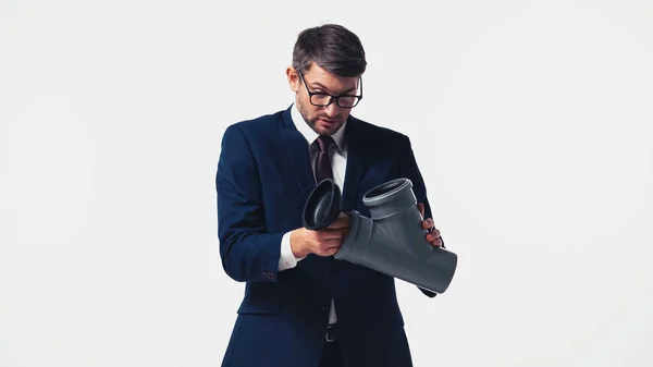 Gözlüklü Resmi Giysili Bir Adamı Plastik Pipo Pompa Taşır — Stok fotoğraf