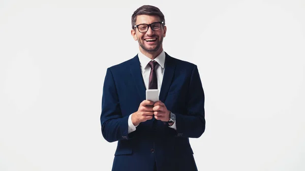 Empresário Alegre Óculos Segurando Smartphone Isolado Branco — Fotografia de Stock