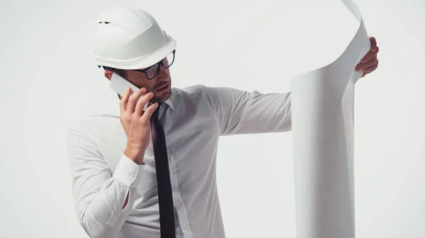 Arquitecto Hardhat Hablando Smartphone Mirando Plano Aislado Blanco — Foto de Stock