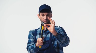 Tulumlu tamirci, Hummer 'ı beyaz elbiseyle soyutlamış.