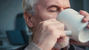 Emekli olup kahve içen adama yakın durun.  