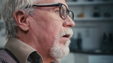 Şok olmuş gözlüklü emeklinin gözlerini kapat. 