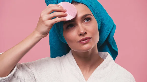 Bonita Mujer Usando Limpiador Facial Silicona Aislado Rosa — Foto de Stock