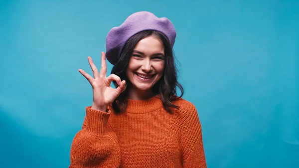 Happy Woman Purple Beret Showing Okay Gesture Isolated Blue — Stock Photo, Image