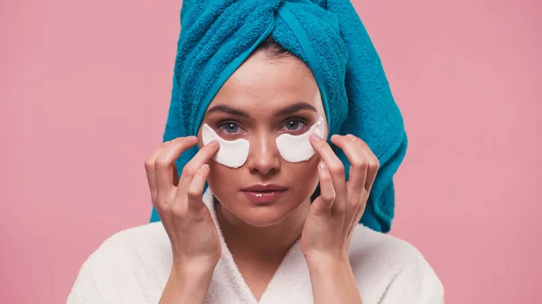 Bonita Mujer Con Toalla Cabeza Aplicando Parches Oculares Aislados Rosa — Foto de Stock