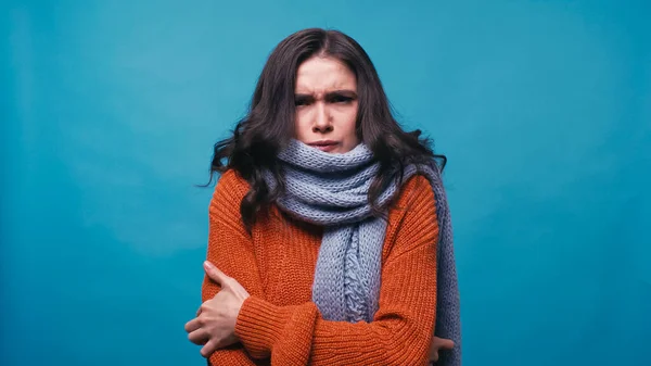 Zieke Bevroren Vrouw Knuffelen Zichzelf Geïsoleerd Blauw — Stockfoto