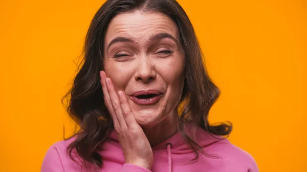 Förvånad Och Upphetsad Kvinna Vidrör Ansiktet Medan Skrattar Isolerad Gul — Stockfoto