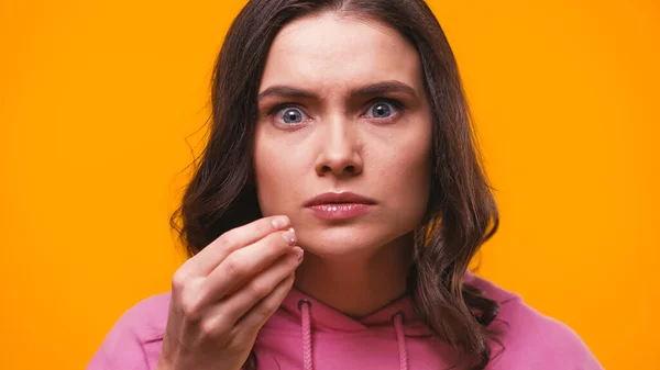 Mujer Tensa Comiendo Palomitas Maíz Mientras Películas Aisladas Amarillo — Foto de Stock