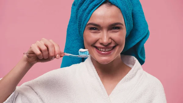 Cheerful Woman Holding Toothbrush Toothpaste While Smiling Camera Isolated Pink — Stock Photo, Image