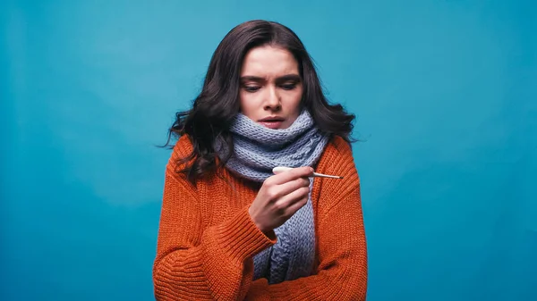 Mulher Descontente Cachecol Quente Suéter Olhando Para Termômetro Isolado Azul — Fotografia de Stock