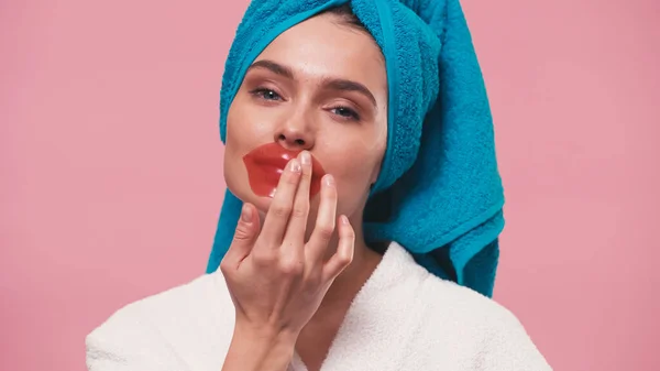 Mulher Com Toalha Azul Cabeça Aplicando Máscara Labial Isolada Rosa — Fotografia de Stock
