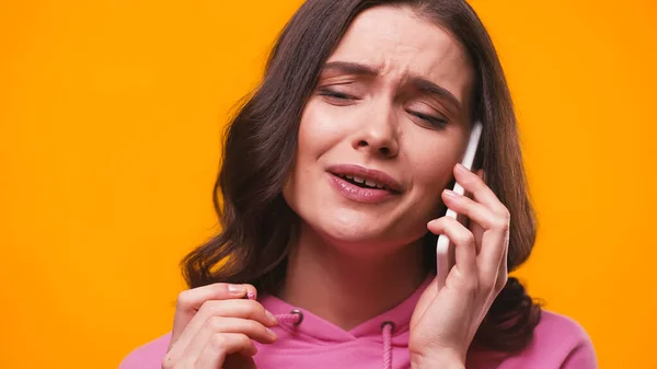 Vrolijk Vrouw Roze Hoodie Praten Mobiele Telefoon Geïsoleerd Geel — Stockfoto
