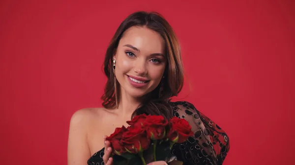 Jovem Feliz Segurando Rosas Isoladas Vermelho — Fotografia de Stock