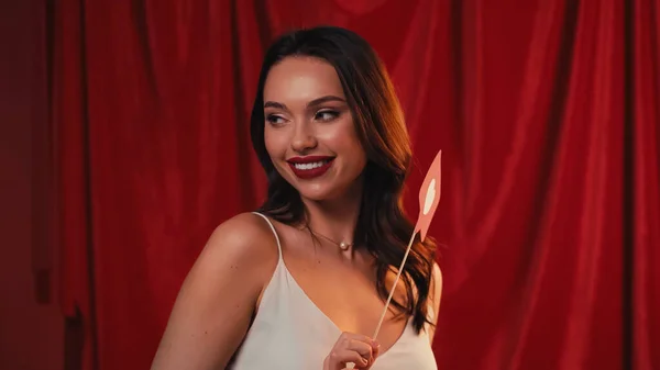 Mujer Alegre Sosteniendo Corazón Palo Sonriendo Rojo —  Fotos de Stock