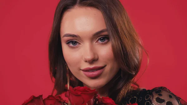 Bonita Joven Sonriendo Cerca Rosas Aisladas Rojo — Foto de Stock