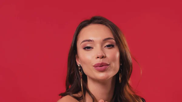 Fiatal Csinos Néz Kamera Miközben Küld Levegő Csók Elszigetelt Piros — Stock Fotó
