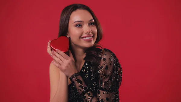 Mujer Complacida Sosteniendo Caja Regalo Forma Corazón Aislado Rojo — Foto de Stock