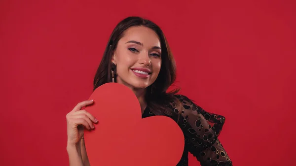 Mujer Joven Feliz Sosteniendo Corazón Papel Aislado Rojo — Foto de Stock