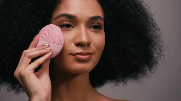 Mujer Afroamericana Joven Usando Dispositivo Limpieza Silicona Cara Aislada Gris — Foto de Stock