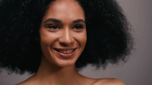 Alegre Afroamericana Mujer Aislado Gris — Foto de Stock