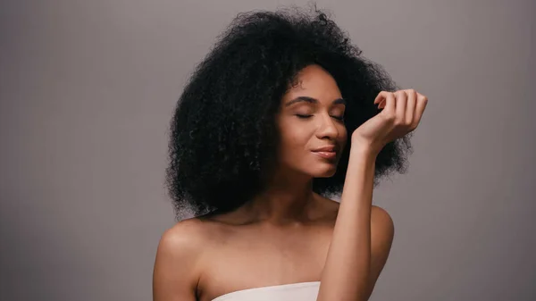 Lockigt Ung Afrikansk Amerikansk Kvinna Njuter Lukt Parfym Isolerad Grå — Stockfoto