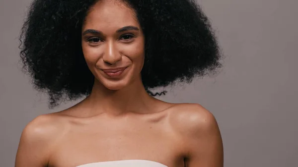 Mujer Afroamericana Joven Complacida Aislada Gris — Foto de Stock